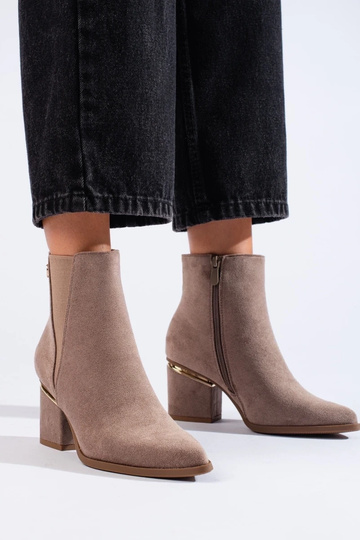 feito de sapatos femininos... 2