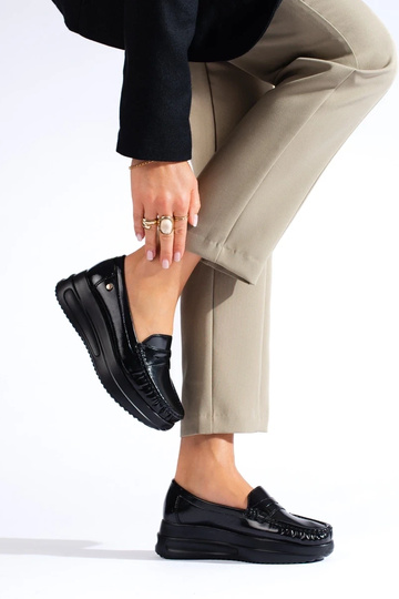 mocassins pretos com efeito... 2