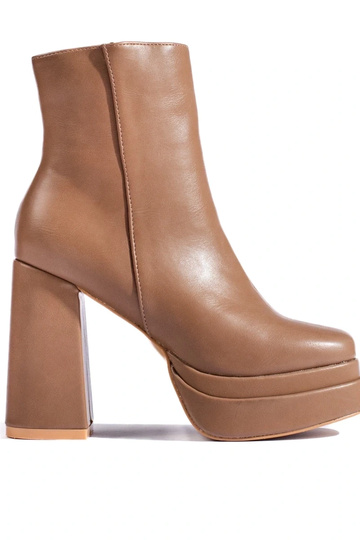 sapatos bege com salto alto