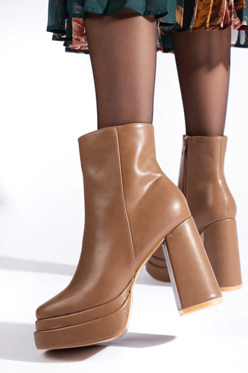 sapatos bege com salto alto 2