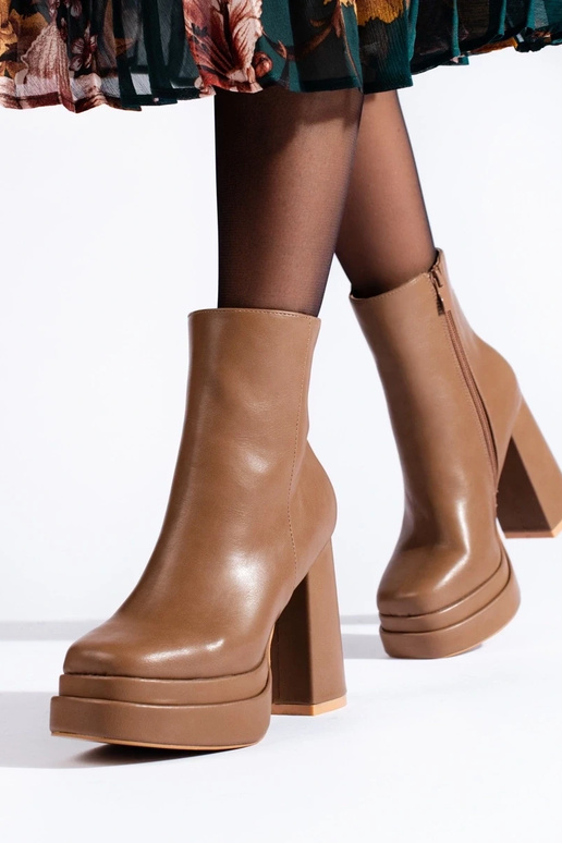 sapatos bege com salto alto