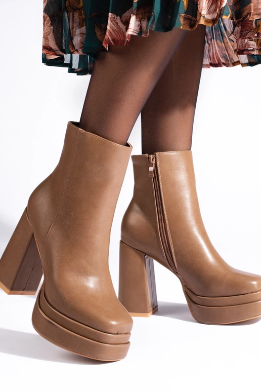 sapatos bege com salto alto