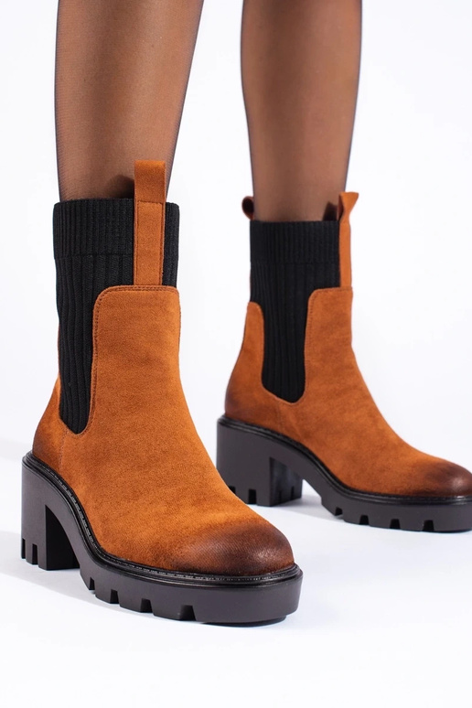 sapatos marrons com fivela e cano...