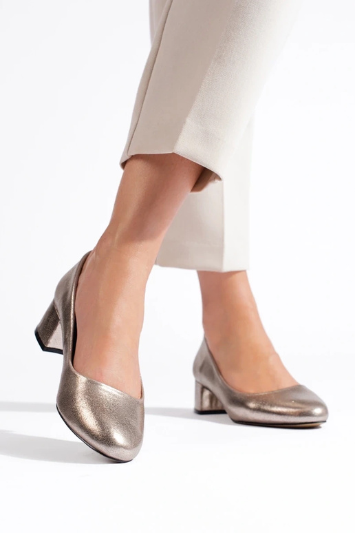 Sapatos de salto alto são escuros