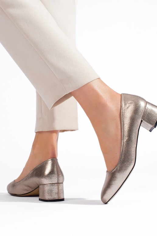 Sapatos de salto alto são escuros