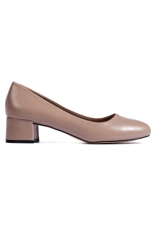 Sapatos de salto alto são escuros