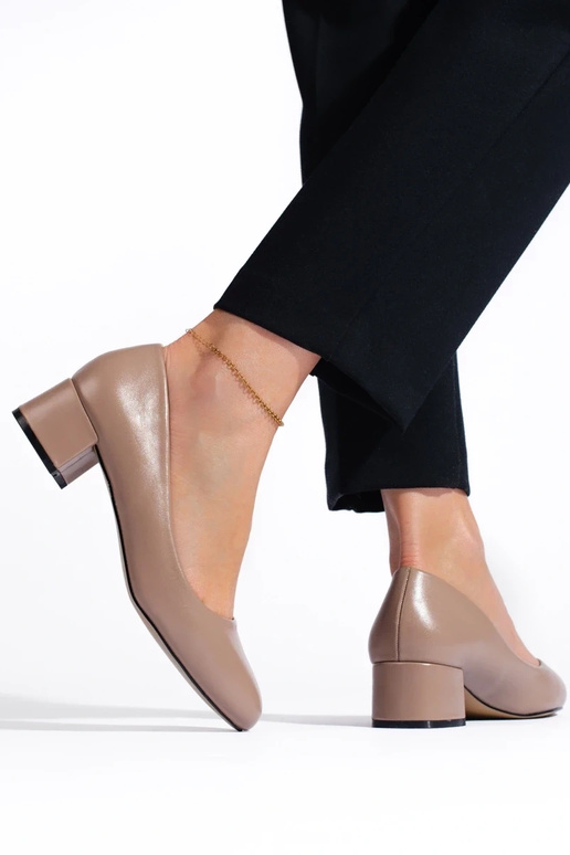 Sapatos de salto alto são escuros