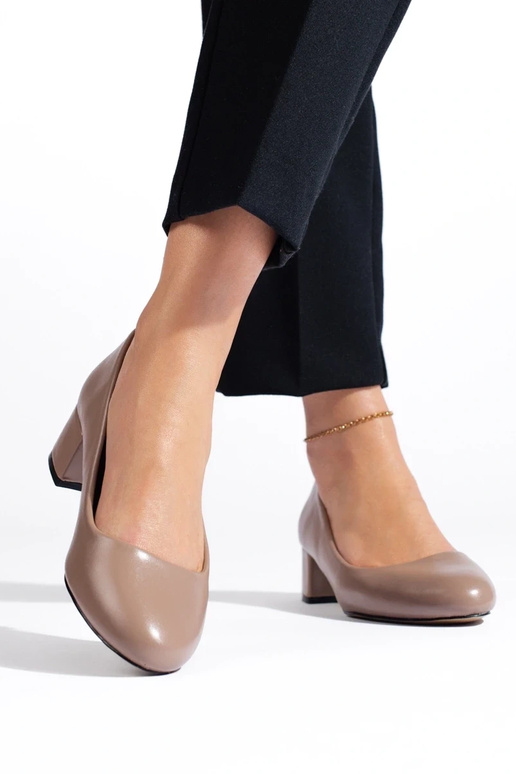 Sapatos de salto alto são escuros