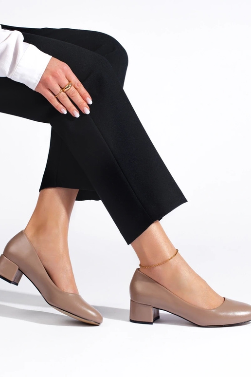 Sapatos de salto alto são escuros