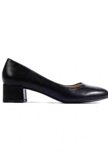 Sapatos pretos de salto alto