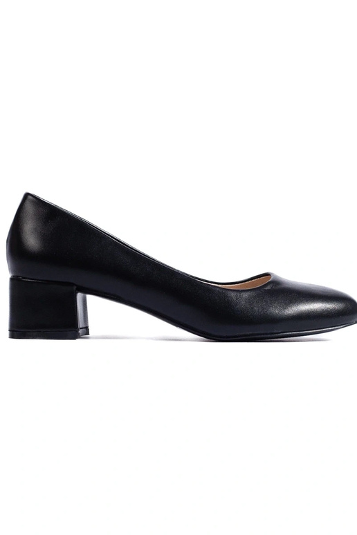 Sapatos pretos de salto alto