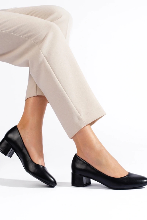 Sapatos pretos de salto alto