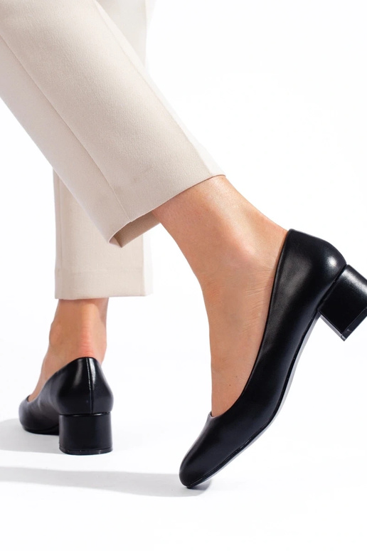 Sapatos pretos de salto alto