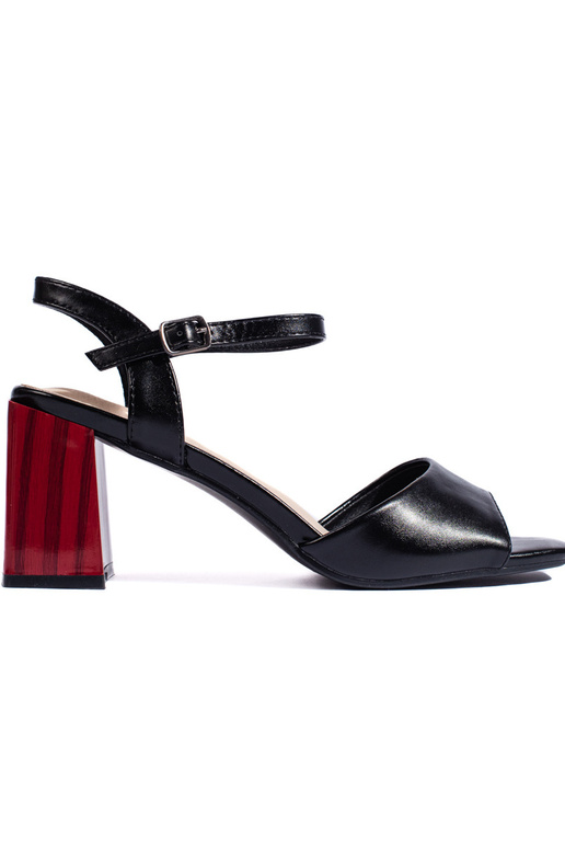 sandálias na cor preta no salto sandálias na cor preta no salto