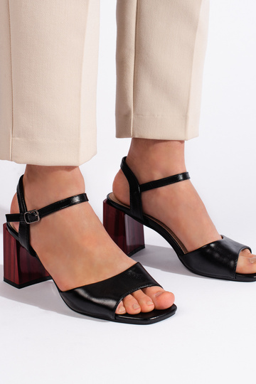 sandálias na cor preta no... 2