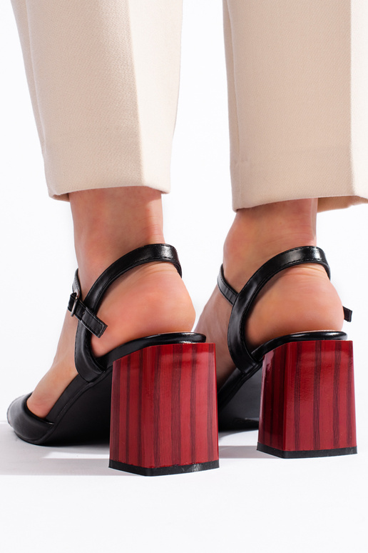 sandálias na cor preta no salto sandálias na cor preta no salto