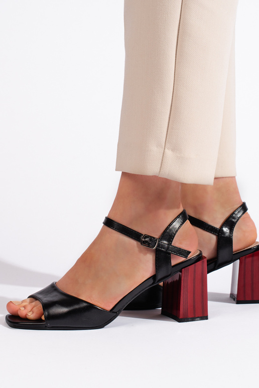 sandálias na cor preta no salto sandálias na cor preta no salto