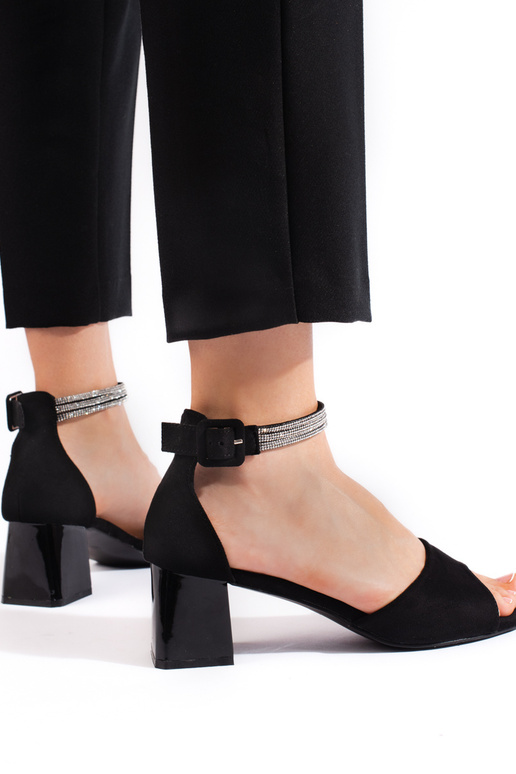 sandálias na cor preta sandálias na cor preta