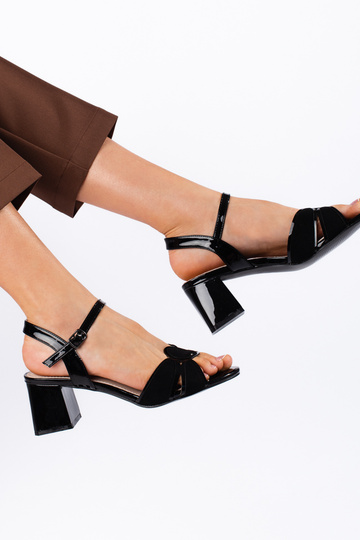 sandálias com efeito laca... 2