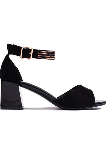 sandálias pretas com salto...