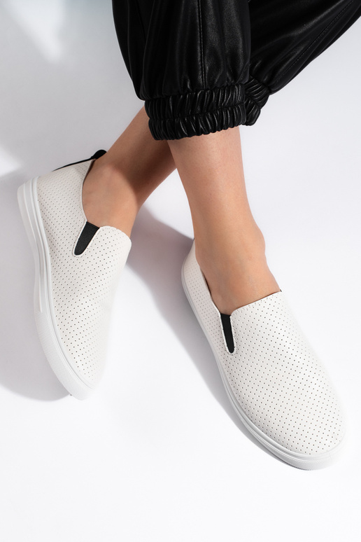 com elementos vazados, sapatos...