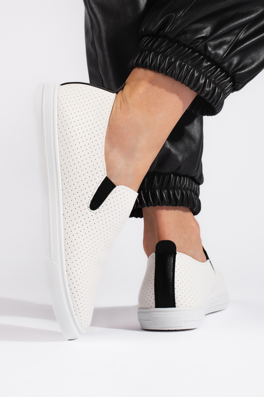 com elementos vazados, sapatos...