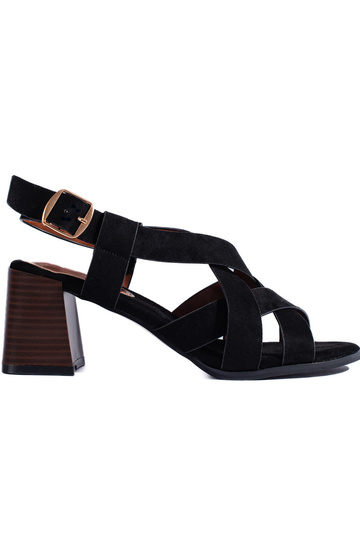 sapatos de salto alto de...