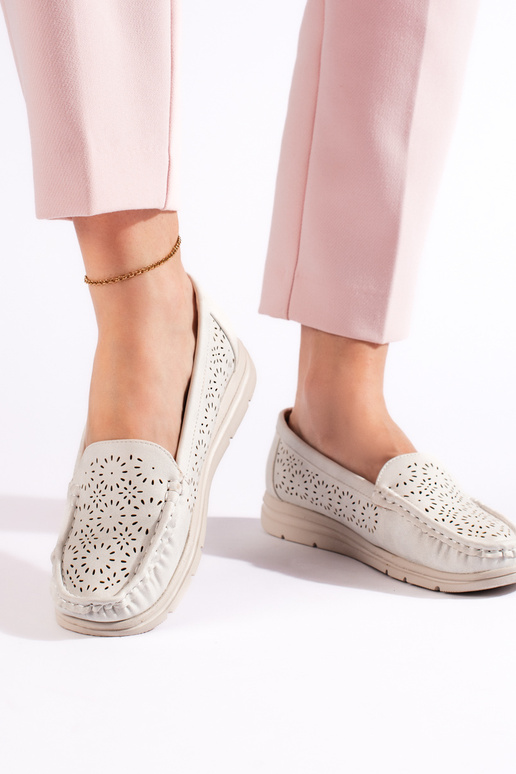 com elementos vazados, mocassins... com elementos vazados, mocassins...