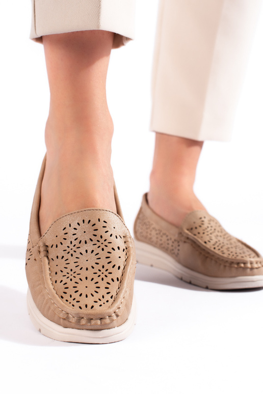 com elementos vazados, mocassins... com elementos vazados, mocassins...