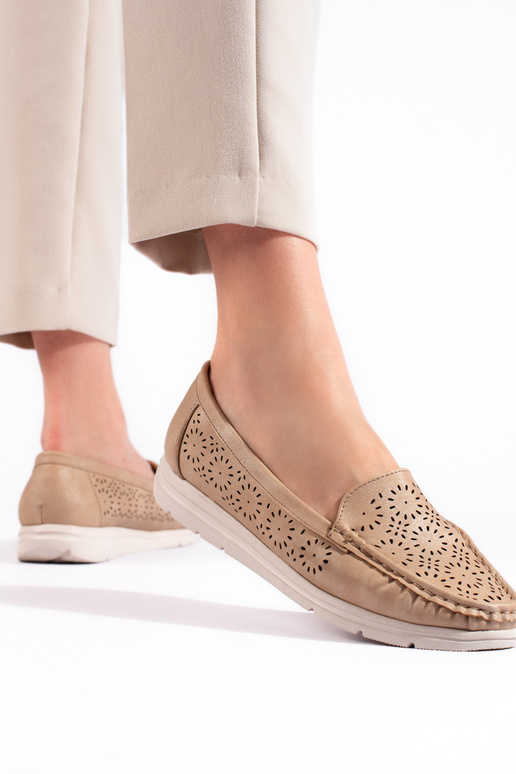 com elementos vazados, mocassins... com elementos vazados, mocassins...