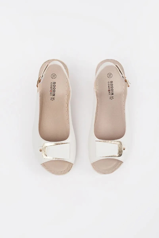 Sandálias brancas em plataforma baixa...