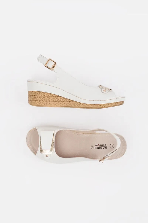 Sandálias brancas em plataforma baixa...