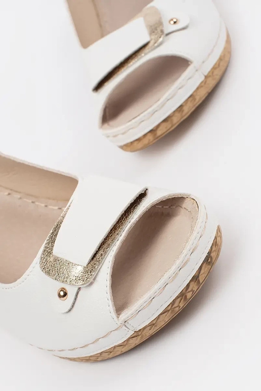 Sandálias brancas em plataforma baixa...