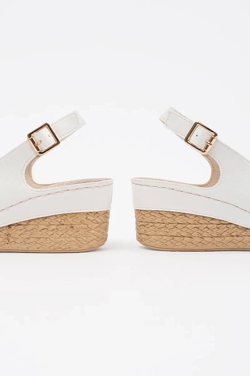 Sandálias brancas em plataforma baixa...