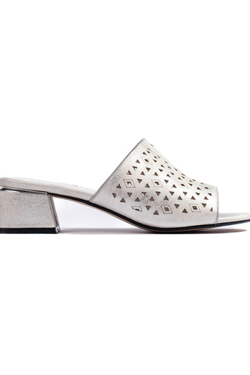 Chinelas com elementos de...