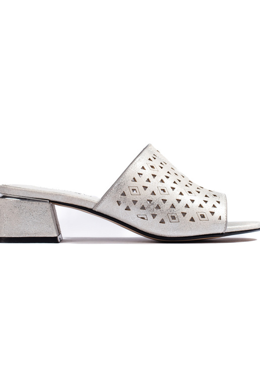 Chinelas com elementos de renda...