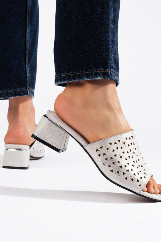 Chinelas com elementos de renda...