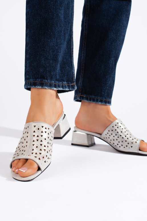 Chinelas com elementos de renda...