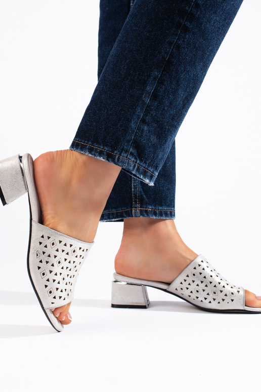 Chinelas com elementos de renda...