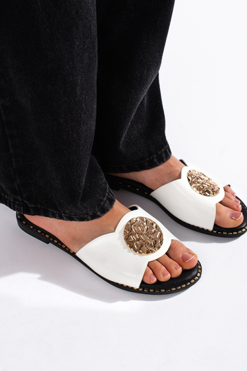 Chinelos brancos de estilo... 2