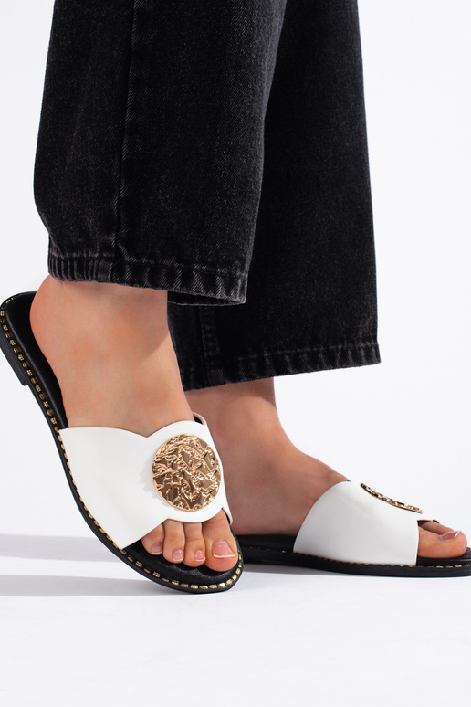 Chinelos brancos de estilo elegante Chinelos brancos de estilo elegante