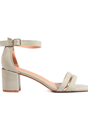 sandálias de salto em...