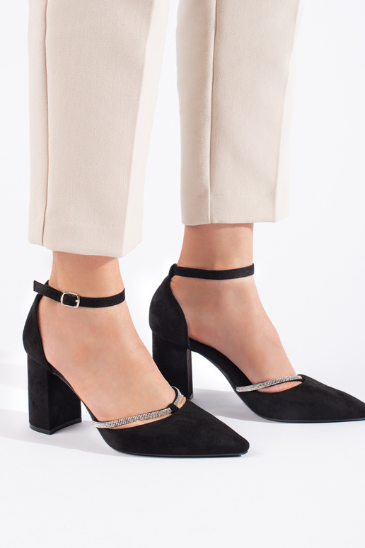 salto alto de camurça preta no calcanhar salto alto de camurça preta no calcanhar