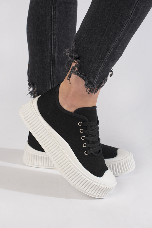 Sapatos femininos pretos com cadarços...