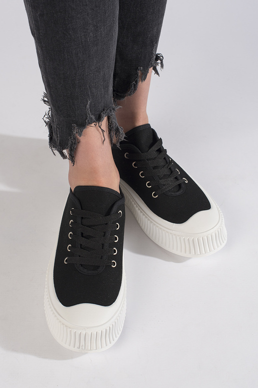 Sapatos femininos pretos com cadarços...