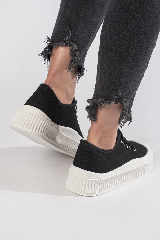 Sapatos femininos pretos com cadarços...