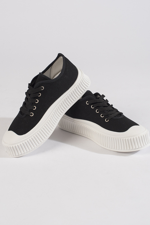 Sapatos femininos pretos com cadarços...