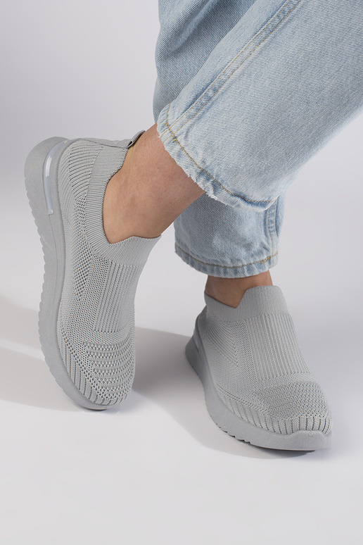 calçados esportivos cinza