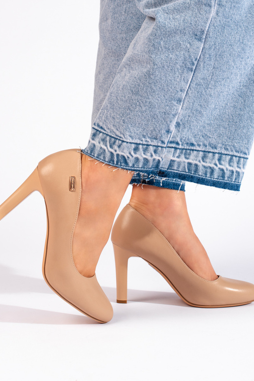 O clássico salto alto bege de Sergio...