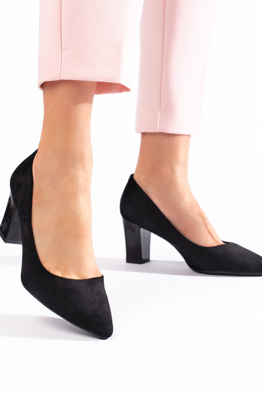 salto alto preto no calcanhar por...